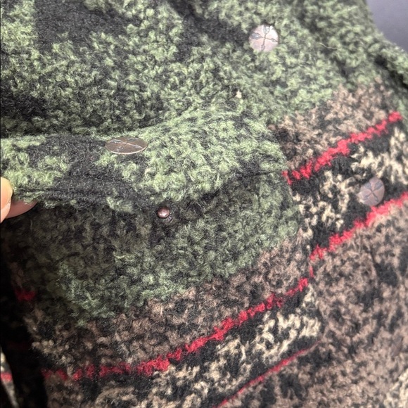 Legendary Whitetails Treasure Fuzzy Fleece Shacket,snap front,chest/hip pockets - Picture 2 of 12